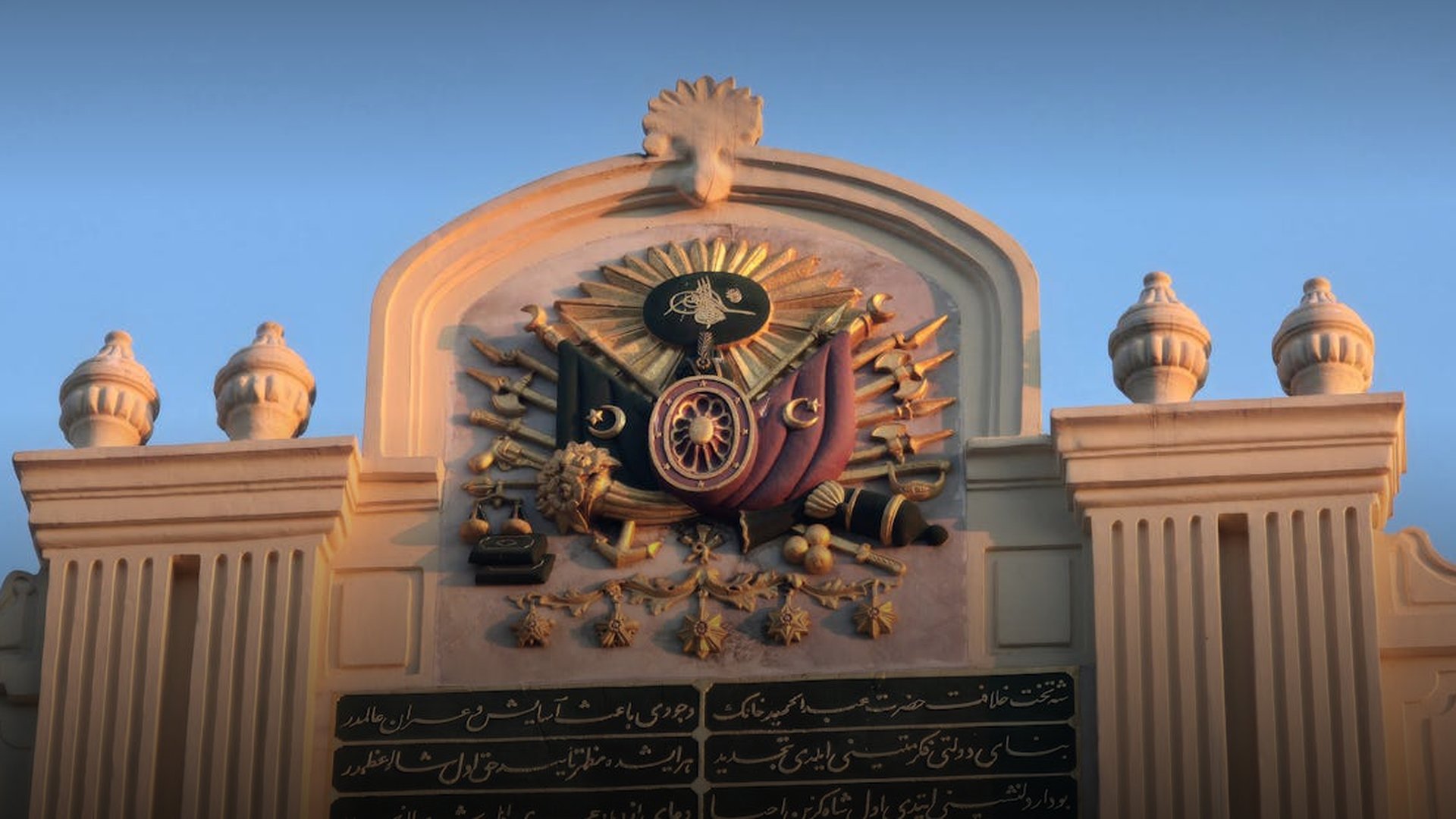 Armed Men Without Insignia Seize Crimean Parliament in Pre-Dawn Operation